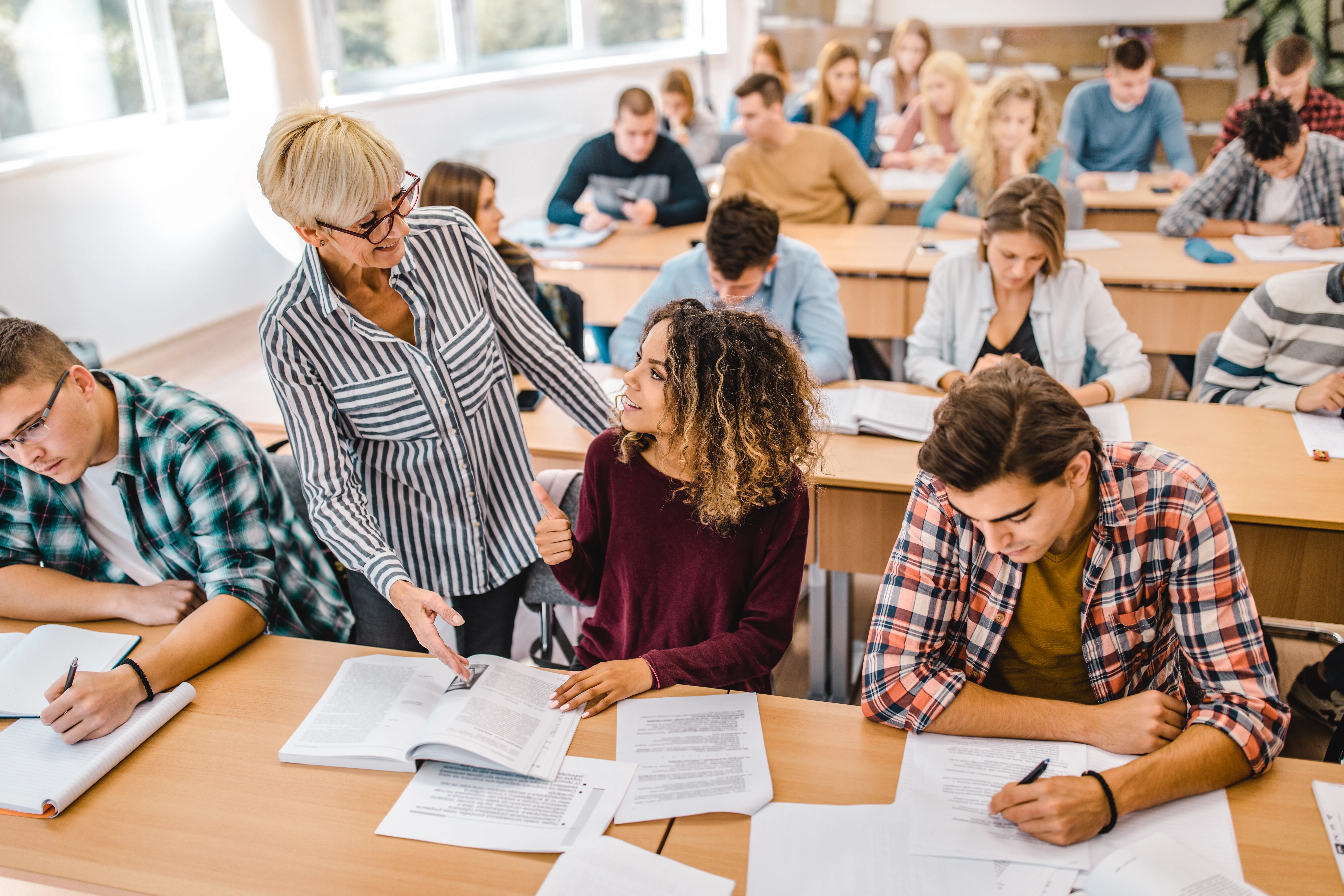 Teacher activating prior knowledge in classroom setting