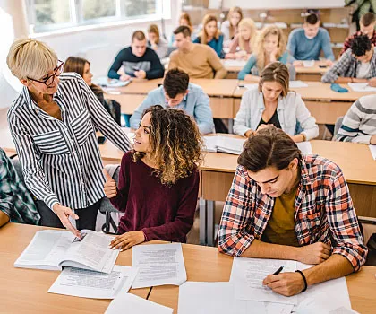 Teacher activating prior knowledge in classroom setting