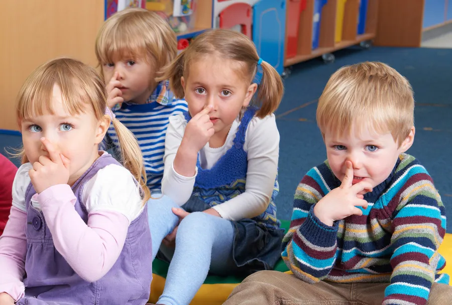 Studie, die untersucht, wie dynamische Gesten das Wortlernen bei Kindern mit Autismus-Spektrum-Störung (ASS) mithilfe von Eye-Tracking-Technologie unterstützen.